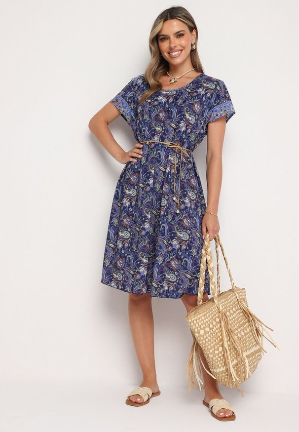 Born2be - Granatowa Wiskozowa Sukienka Rozkloszowana we Wzór Paisley Mastis. Kolor: niebieski. Materiał: wiskoza. Wzór: paisley