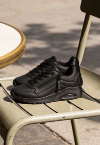 Born2be - Czarne Sneakersy na Grubej Podeszwie z Tłoczonymi Paskami Justinalin. Okazja: na co dzień. Zapięcie: pasek. Kolor: czarny. Wzór: paski. Sport: turystyka piesza #1