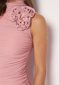 Born2be - Różowa Dopasowana Sukienka Bodycon z Aplikacją w Kształcie Kwiatu i Marszczeniami Frinea. Okazja: do pracy, na co dzień. Kolor: różowy. Wzór: aplikacja, kwiaty. Typ sukienki: bodycon. Styl: casual, elegancki