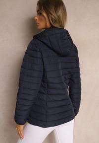 Renee - Granatowa Kurtka Ozdobiona Pikowaniem Wykończona Sznurkami i Kapturem Mivissa. Okazja: na co dzień, na spacer. Kolor: niebieski. Materiał: jeans. Wzór: aplikacja. Styl: casual, elegancki #5