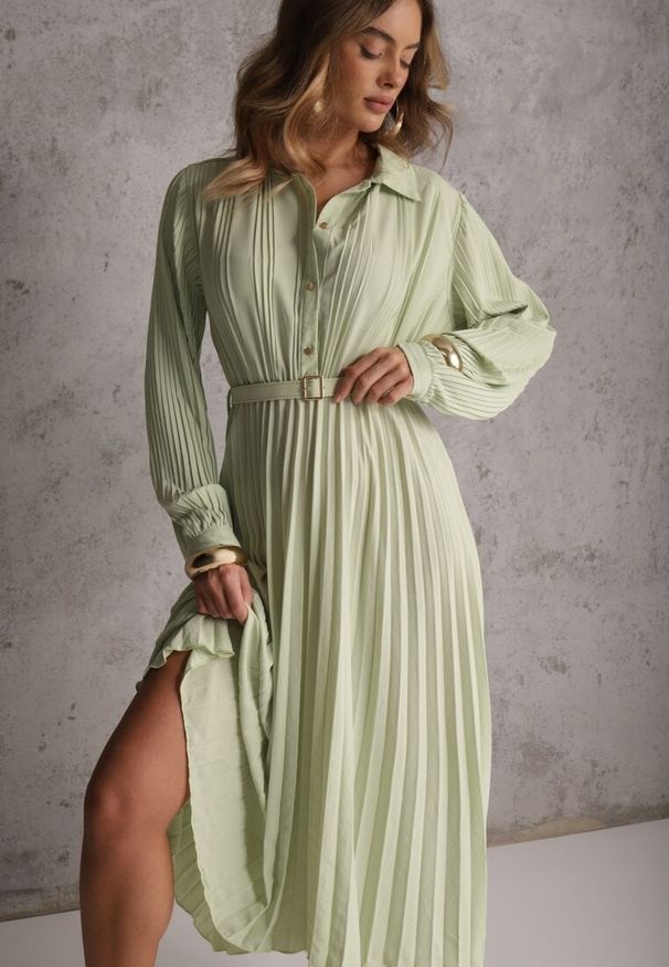 Renee - Zielona Koszulowa Sukienka z Plisowanymi Zdobieniami i Paskiem z Klamrą Efrivelle. Okazja: na co dzień. Kolor: zielony. Długość rękawa: długi rękaw. Wzór: aplikacja. Typ sukienki: koszulowe. Styl: casual, elegancki, klasyczny