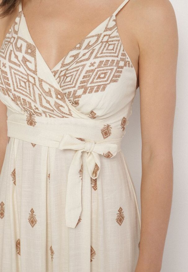 Born2be - Kremowo-Beżowa Bawełniana Sukienka Rozkloszowana z Kopertowym Dekoltem i Wiązaniem Revevra. Okazja: na co dzień, na randkę. Typ kołnierza: dekolt kopertowy. Kolor: beżowy. Materiał: bawełna. Długość rękawa: na ramiączkach. Typ sukienki: kopertowe. Styl: casual