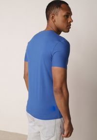 Born2be - Niebieska Koszulka T-shirt z Bawełny z Dekoltem w Serek Rionisse. Okazja: do domu, do pracy. Typ kołnierza: dekolt w serek. Kolor: niebieski. Materiał: bawełna. Styl: klasyczny, elegancki #7