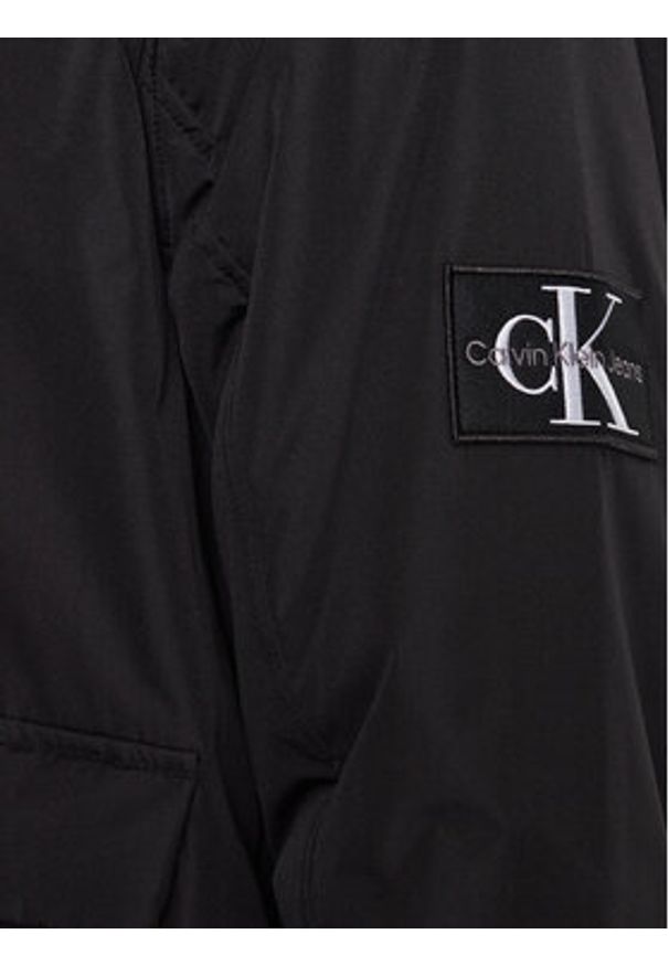 Calvin Klein Jeans Kurtka przejściowa J30J323467 Czarny Regular Fit. Kolor: czarny. Materiał: syntetyk