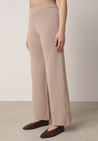 Born2be - Jasnobrązowy Komplet z Wiskozą Kamizelka z Ozdobami 3D i Szerokie Spodnie Eleti. Kolor: brązowy. Materiał: wiskoza. Wzór: aplikacja #4