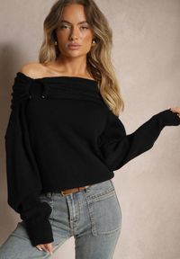 Renee - Czarny Sweter Off Shoulder z Wiskozą z Ozdobnym Marszczeniem przy Dekolcie Nelilda. Okazja: na co dzień. Kolor: czarny. Materiał: wiskoza. Wzór: gładki, ze splotem. Styl: elegancki, casual