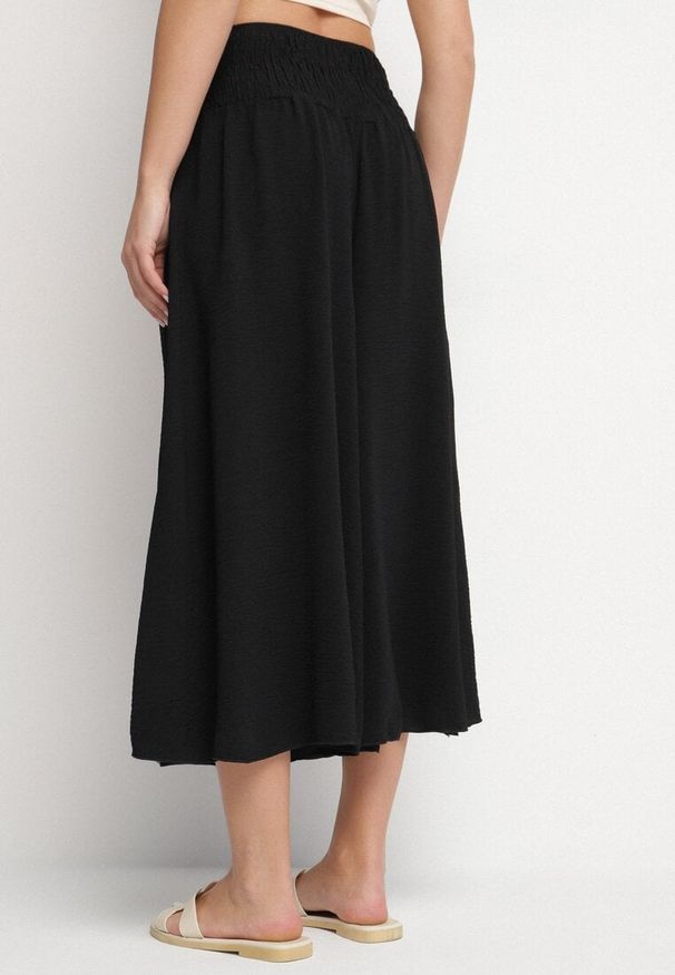 Born2be - Czarne Szerokie Spodnie Kuloty z Wysokim Stanem Ozdobione Marszczeniem Aranaia. Okazja: na co dzień. Stan: podwyższony. Kolor: czarny. Wzór: aplikacja. Styl: elegancki, casual