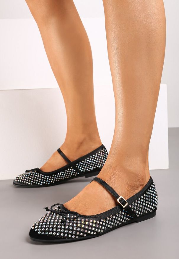 Born2be - Czarne Balerinki z Ażurową Cholewką i Paskiem na Klamrę Moraisa. Okazja: na co dzień. Zapięcie: klamry. Kolor: czarny. Materiał: bawełna, jeans. Szerokość cholewki: normalna. Wzór: ażurowy. Obcas: na płaskiej podeszwie. Styl: casual, elegancki