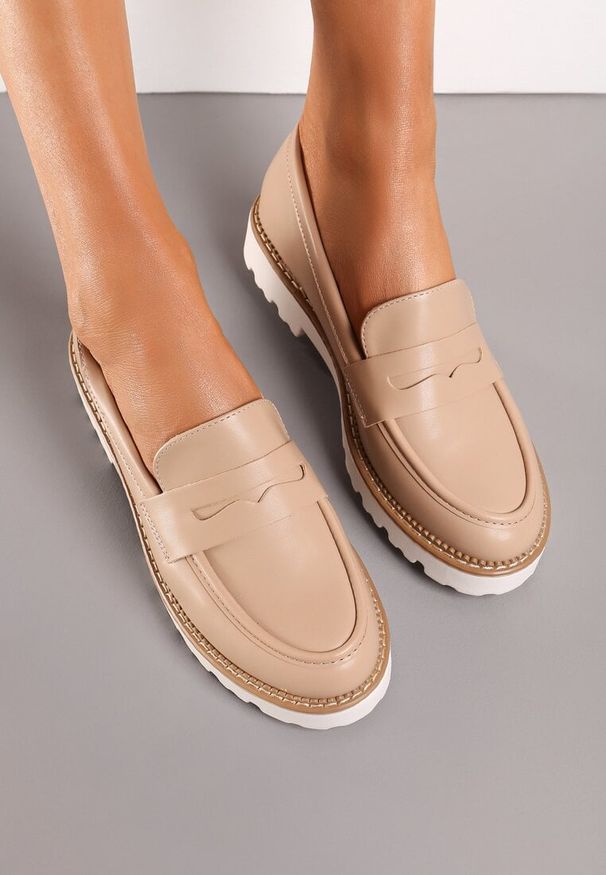 Born2be - Beżowe Płaskie Mokasyny z Ozdobnymi Przeszyciami i Paskiem Amavirla. Okazja: na co dzień, na spotkanie biznesowe, do pracy. Zapięcie: pasek. Kolor: beżowy. Styl: biznesowy, elegancki, casual, klasyczny, wizytowy