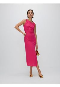 Reserved - Sukienka maxi z asymetrycznym dekoltem - fuksja. Kolor: różowy. Materiał: tkanina. Wzór: gładki. Typ sukienki: asymetryczne. Długość: maxi #1