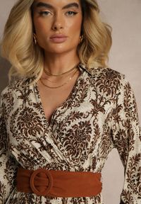 Renee - Brązowa Sukienka z Kopertowym Dekoltem z Wiskozy i Motywem Boho Ozdobiona Paskiem Rinnaria. Kolor: brązowy. Materiał: wiskoza. Wzór: aplikacja. Typ sukienki: kopertowe. Styl: boho #3