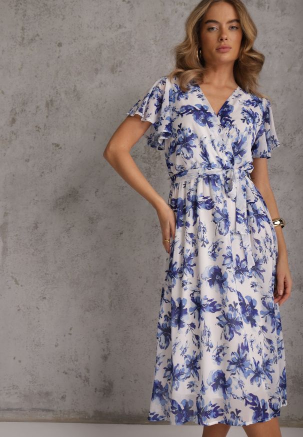 Renee - Niebieska Kopertowa Sukienka z Wiązanym Paskiem w Kwiatowy Print z Brokatem Runewea. Okazja: na randkę. Kolor: niebieski. Wzór: kwiaty, nadruk. Typ sukienki: kopertowe. Styl: boho