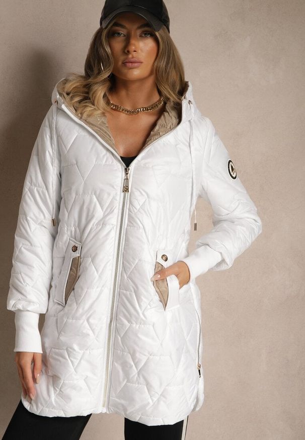 Renee - Biała Casualowa Kurtka z Kapturem i Pikowanymi Przeszyciami Emmize. Okazja: na co dzień. Typ kołnierza: kaptur. Kolor: biały. Materiał: jeans. Styl: casual