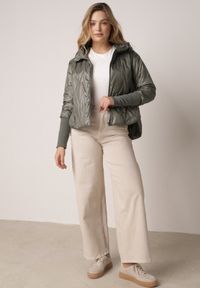 Born2be - Zielona Kurtka z Kapturem Pikowana z Materiałowymi Wykończeniami Sofie. Okazja: na co dzień. Typ kołnierza: kaptur. Kolor: zielony. Materiał: materiał. Styl: casual #5