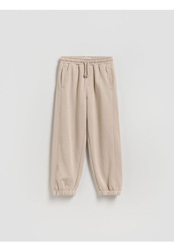 Reserved - Bawełniane spodnie jogger - kremowy. Kolor: kremowy. Materiał: bawełna