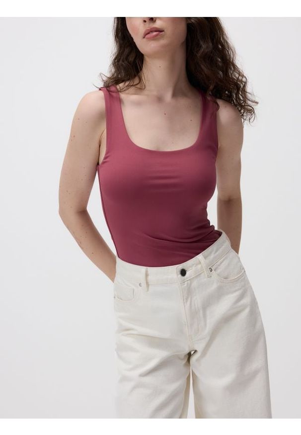 Reserved - Gładki top - jasnofioletowy. Kolor: fioletowy. Materiał: dzianina. Wzór: gładki