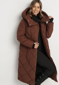 Born2be - Brązowa Kurtka z Geometrycznym Pikowaniem Johnatta. Kolor: brązowy. Wzór: geometria #7