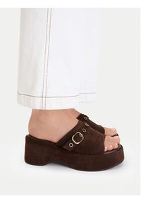 Guess Jeans Klapki CEO-HY20091-1 Brązowy. Kolor: brązowy. Materiał: materiał #9