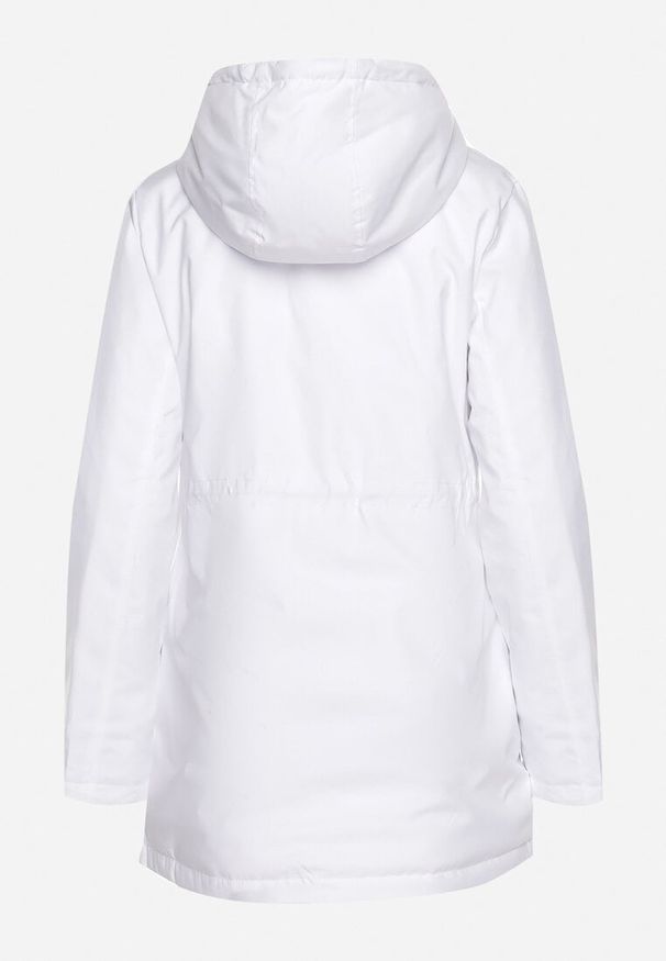 Born2be - Biała Kurtka Parka z Kapturem i Kieszeniami Ściągana w Pasie Omeina. Okazja: na co dzień. Typ kołnierza: kaptur. Kolor: biały. Materiał: jeans. Styl: elegancki, casual