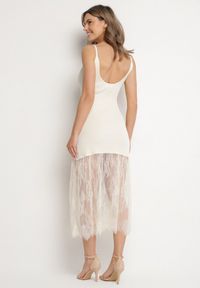 Born2be - Beżowa Prążkowana Sukienka Koktajlowa Ozdobiona Koronką Sonalitea. Kolor: beżowy. Materiał: koronka, prążkowany. Wzór: aplikacja, koronka. Styl: wizytowy #6