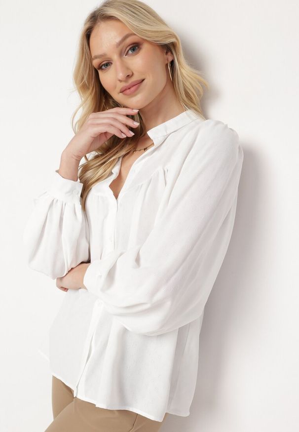 Born2be - Biała Koszula ze Stójką z Lekko Bufiastymi Rękawami Himastia. Typ kołnierza: kołnierzyk stójkowy. Kolor: biały. Materiał: jeans. Styl: klasyczny, elegancki
