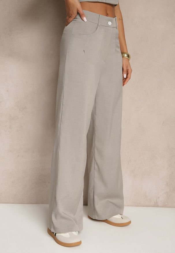 Renee - Szary Komplet Top Zdobiony Guzikami i Spodnie o Szerokim Kroju Liracelle. Kolor: szary. Wzór: aplikacja