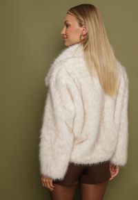 Born2be - Beżowa Kurtka Futerko z Ozdobnym Kołnierzem Devrenna. Okazja: na co dzień. Kolor: biały. Materiał: futro. Sezon: zima. Styl: klasyczny, casual, elegancki #2