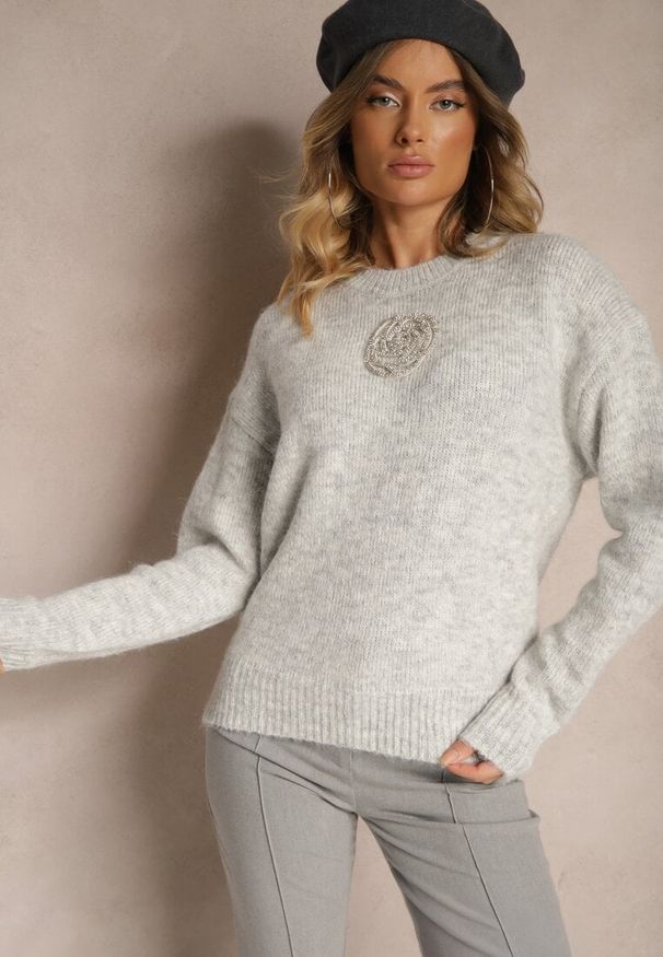 Renee - Szary Sweter z Wełną z Ozdobnymi Cyrkoniami Nomila. Okazja: na co dzień, na randkę. Kolor: szary. Materiał: wełna. Wzór: aplikacja, kwiaty. Styl: glamour, casual