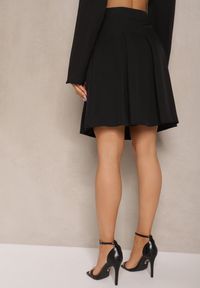 Renee - Czarna Plisowana Spódnica High Waist o Rozkloszowanym Kroju Redilsa. Stan: podwyższony. Kolor: czarny. Styl: elegancki