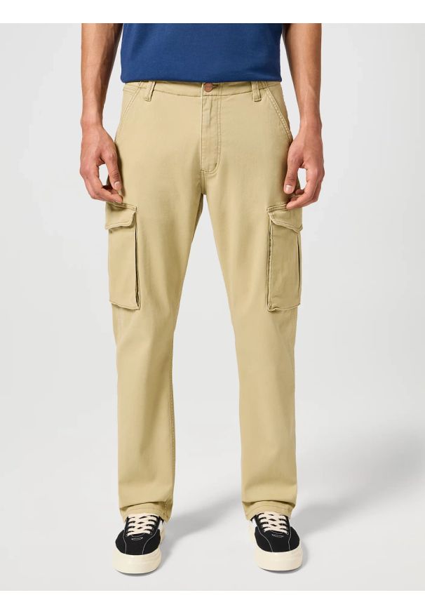 Wrangler - WRANGLER MĘSKIE SPODNIE MATERIAŁOWE WRANGLER CASEY JONES CARGO REGULAR SADDLE 112356844. Materiał: materiał