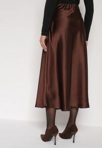 Born2be - Brązowa Rozkloszowana Midi Spódnica Satynowa Zapinana na Suwak z Gumką w Pasie Williwarne. Stan: podwyższony. Kolor: brązowy. Materiał: satyna #3