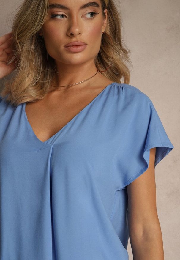 Renee - Niebieska Bluzka z Wiskozy z Trójkątnym Dekoltem Tilimira. Okazja: na co dzień. Kolor: niebieski. Materiał: wiskoza. Styl: elegancki, casual