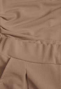 Born2be - Jasnobrązowy Komplet Bluzka z Zaznaczonymi Ramionami i Spodnie Szerokie na Gumce Divaires. Kolor: brązowy #6