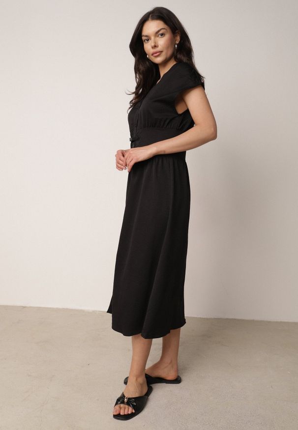 Born2be - Czarna Sukienka Koszulowa z Modelującym Przeszyciem ze Sprzączkami w Talii Puresa. Okazja: do pracy, na co dzień, na spotkanie biznesowe. Kolor: czarny. Typ sukienki: koszulowe. Styl: biznesowy, casual