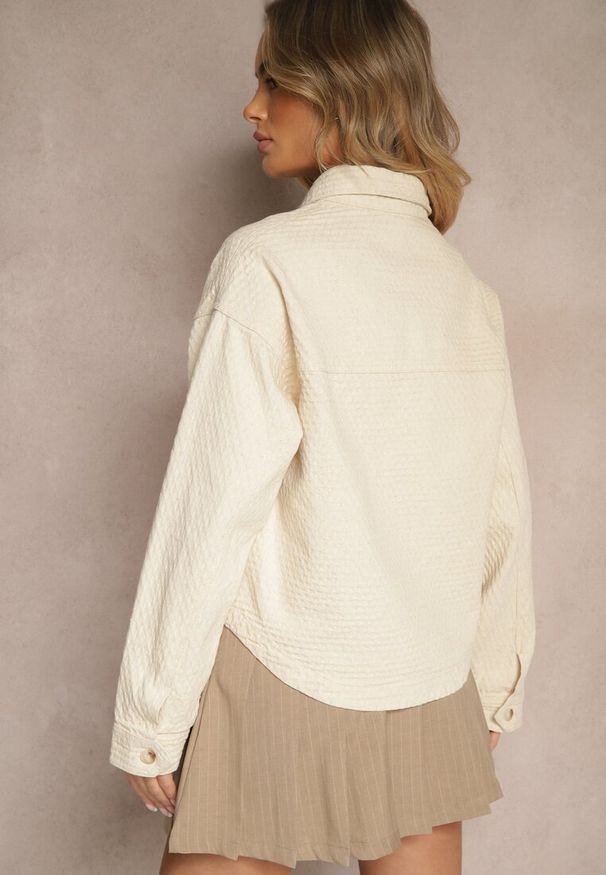 Renee - Beżowa Bawełniana Kurtka o Koszulowym Kroju z Kieszeniami i Tłoczeniem Leliora. Okazja: na spacer, na co dzień. Kolor: beżowy. Materiał: bawełna. Styl: klasyczny, casual, elegancki