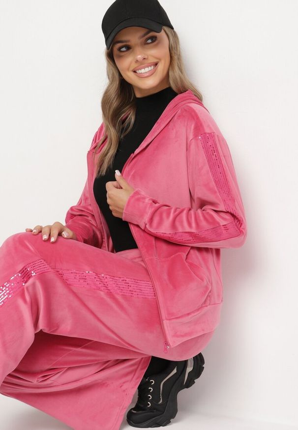 Born2be - Fuksjowy Komplet Dresowy Welurowy z Ozdobnym Lampasem Spodnie Joggery i Bluza z Kapturem Jalrinna. Kolor: różowy. Materiał: dresówka, welur
