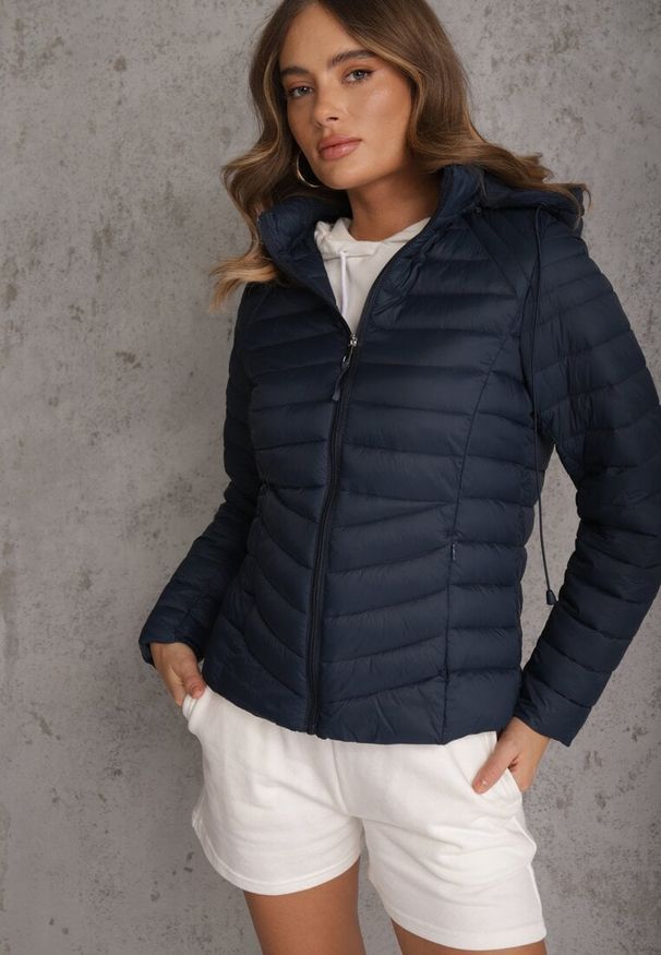 Renee - Granatowa Przejściowa Kurtka Pikowana z Kapturem z Możliwością Odpięcia Pretiga. Okazja: na spacer. Typ kołnierza: kaptur. Kolor: niebieski. Materiał: jeans, nylon