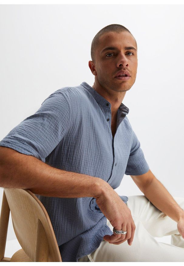 bonprix - Koszula muślinowa z krótkim rękawem. Typ kołnierza: kołnierzyk stójkowy. Kolor: niebieski. Długość rękawa: krótki rękaw. Długość: krótkie