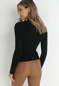 Born2be - Czarny Sweter Kopertowy z Prążkowanej Dzianiny Zaki. Okazja: na co dzień. Kolor: czarny. Materiał: dzianina, prążkowany. Długość rękawa: długi rękaw. Długość: długie. Styl: elegancki, casual, rockowy