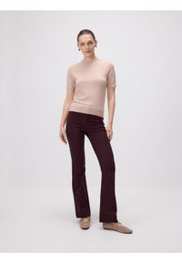 Reserved - Spodnie flare z wiskozą - burgundowy. Kolor: czerwony. Materiał: wiskoza