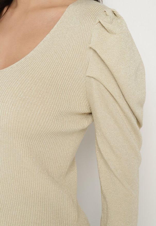 Born2be - Jasnobeżowy Sweter z Wiskozą Metaliczną Nicią i Bufiastymi Rękawami Sanellia. Okazja: na spotkanie biznesowe. Kolor: beżowy. Materiał: wiskoza. Styl: biznesowy, elegancki