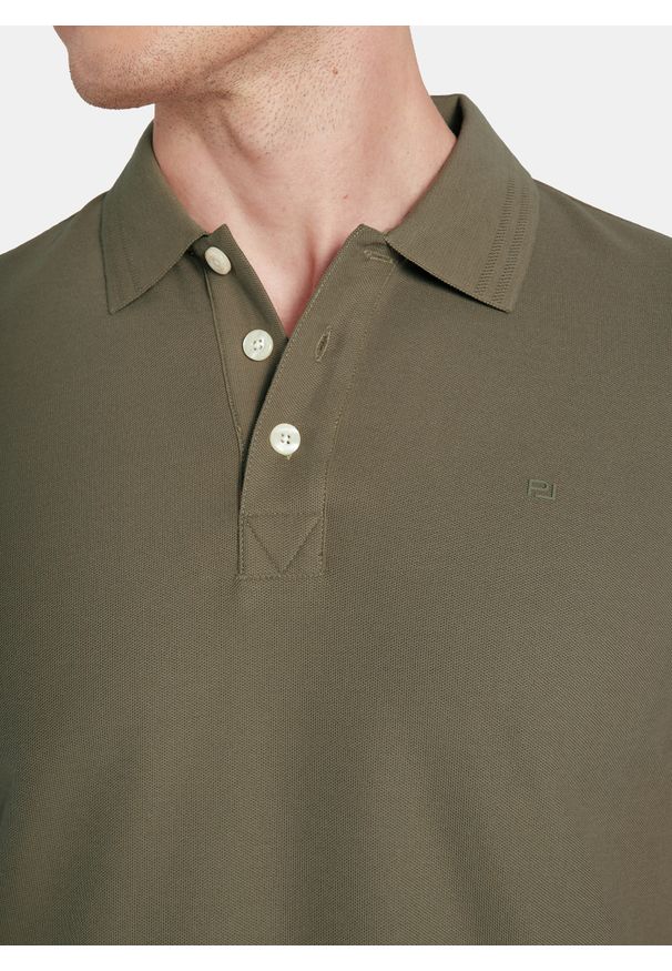 Pako Lorente - PAKO LORENTE - Oliwkowy t-shirt polo na trzy guziczki. Okazja: na co dzień. Typ kołnierza: polo. Kolor: czerwony, oliwkowy, brązowy, różowy. Materiał: poliester, bawełna. Sezon: jesień. Styl: casual
