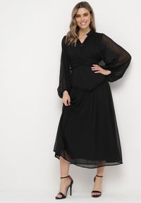 Born2be - Czarna Długa Sukienka Koktajlowa w Stylu Retro z Plisami i Stójką Leowia. Typ kołnierza: kołnierzyk stójkowy. Kolor: czarny. Styl: wizytowy, retro. Długość: maxi #7