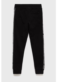 Guess spodnie dresowe dziecięce kolor czarny z aplikacją. Okazja: na co dzień. Kolor: czarny. Materiał: dresówka. Wzór: aplikacja. Styl: casual #3