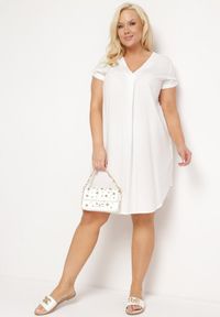 Born2be - Biała Pudełkowa Sukienka z Nakładką przy Dekolcie z Wiskozy Moaneni. Okazja: na co dzień. Kolor: biały. Materiał: wiskoza. Długość rękawa: krótki rękaw. Typ sukienki: proste. Styl: casual #2