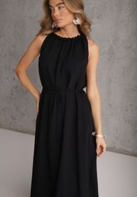 Renee - Czarna Sukienka Bez Rękawów z Wiskozy z Ozdobnym Dekoltem i Wiązaniem w Talii Azeira. Okazja: na co dzień. Kolekcja: plus size. Kolor: czarny. Materiał: wiskoza. Długość rękawa: bez rękawów. Typ sukienki: dla puszystych. Styl: casual #5