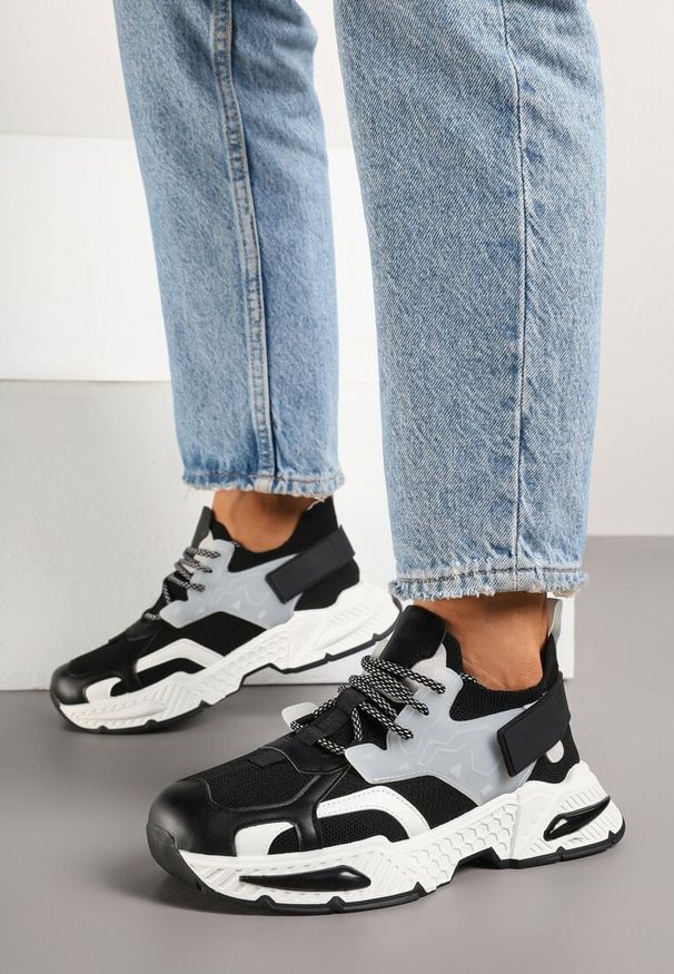 Renee - Czarne Sneakersy w Streetwearowym Stylu z Ozdobnym Rzepem Akkaria. Okazja: na co dzień. Zapięcie: sznurówki. Kolor: czarny