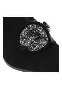 Czarne Botki S.Barski Modne Obuwie Damskie Z Broszką. Okazja: na co dzień. Zapięcie: zamek. Kolor: czarny. Materiał: zamsz. Wzór: aplikacja, kwiaty. Obcas: na obcasie. Styl: casual, glamour, elegancki. Wysokość obcasa: niski #7