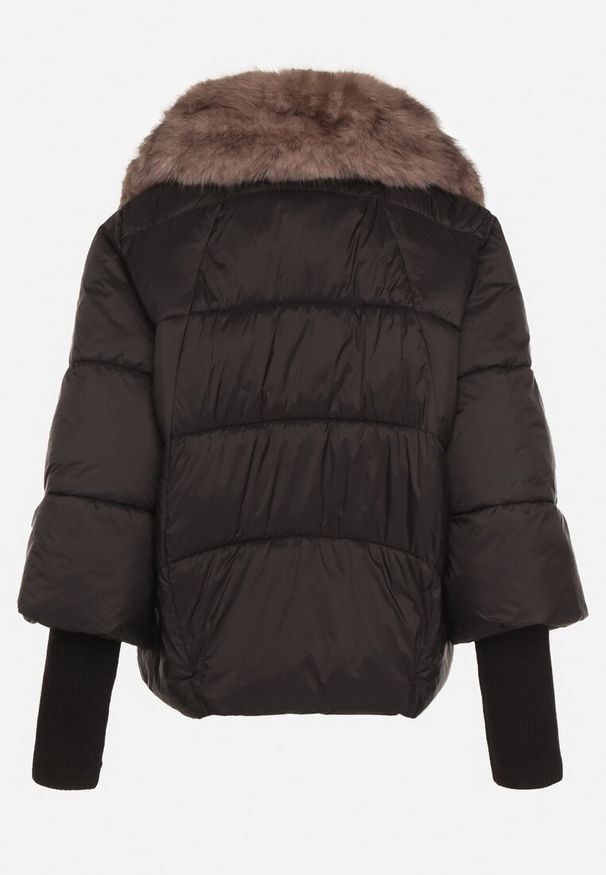 Born2be - Czarna Zimowa Kurtka Pikowana z Futrzanym Kołnierzem i Wysokimi Ściągaczami Tilastra. Okazja: na co dzień, do pracy, na spotkanie biznesowe. Kolor: czarny. Materiał: futro. Długość: krótkie. Sezon: zima. Styl: biznesowy, casual