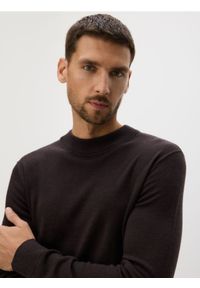 Reserved - Sweter z wełny merino - ciemnobrązowy. Kolor: brązowy. Materiał: wełna #1